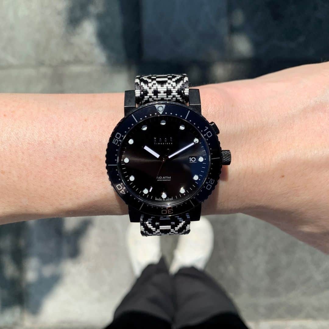 Maker's Watch Knotのインスタグラム：「こんにちは！ リンクス梅田ギャラリーショップの大内です。  これからの季節、雨や汗に強いストラップも良いけど、 腕元で存在感を発揮するストラップが欲しいっ！！という方も多いと思います。  そこで本日紹介させていただくのは、 筑前織物の博多織のストラップです。  ストラップの形状は引き通しのタイプなので、ヘッドの上下にできるボリューム感や、 黒と白で表現される献上柄と呼ばれる「独鈷」を配したデザインは存在感抜群です。  今回のようにモノトーンで合わせるのもおすすめです。 博多織のストラップは、ぜひ時計本体と合わせて試していただきです！  Knotが初めての方も、すでに本体をお持ちの方も、 ぜひ、ギャラリーショップに足を運んでいただき、博多織のストラップを試して見てください！！ 皆様のご来店、心よりお待ちしております。  時計：オートチャージ（SAC-40SBKBK） ストラップ：筑前織物博多織（NCH-18BK） バックル：ブラック（EB-18BK）  #knotwatch #watch #wristwatch #japan #madeinjapan #時計 #腕時計 #国産時計 #カスタムオーダー #大阪 #梅田 #リンクス梅田 #osaka #umeda #손목시계 #맞춤형 #오사카 #우메다 #手表 #定制」