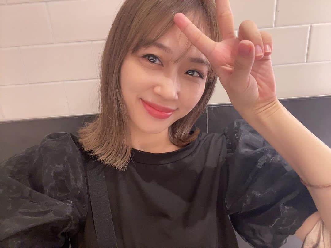 yurikaさんのインスタグラム写真 - (yurikaInstagram)「🖤New me✂︎ * 先日久々にバッサリカットしました✂︎ やっと切れたよー😂なぜだかタイミングを逃しすぎてた😂😂 さっぱり🤍やっぱこの長さ落ち着くー✨カラーもいつも通りラベンダーグレージュって感じかな！ * 洗うのも乾かすのも楽でございます🫡 *  * #newme #ヘアメンテ #切りっぱなし風ロブ #ヘアカラー #バッサリカット #男の子ママ #新米ママ #ママコーデ #ネンマクフェイクルージュ #visee #ヴィセ」7月22日 12時45分 - yuri0813ka