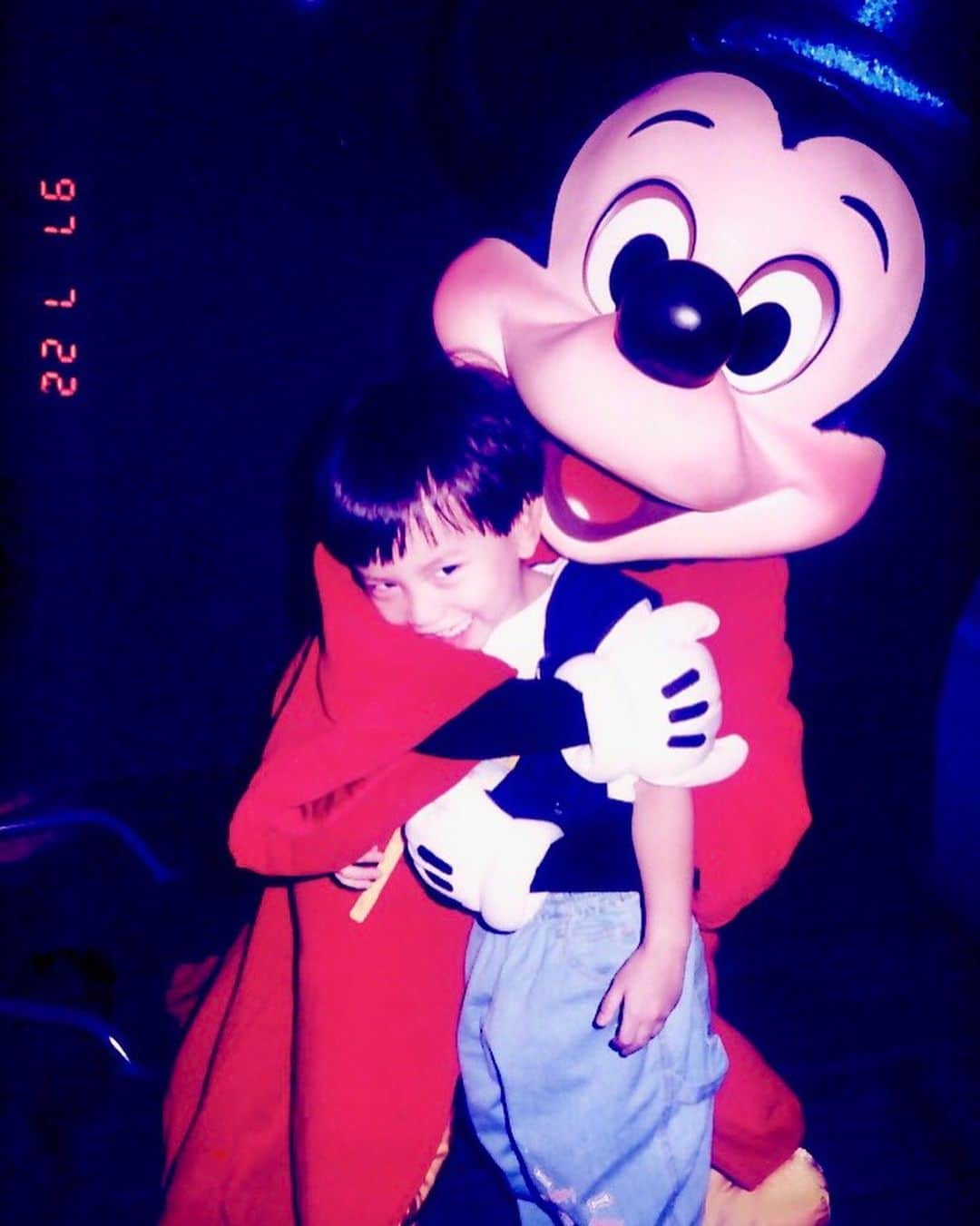 中島健人のインスタグラム：「26年前の今日。  大人になってまさかミッキーと踊るなんて。  では今日もこれから横浜のステージに立ってきますね^_^5分後に。  #Disney #SZ  26 years ago today.  Look at how this little boy was giggling while being hugged by Mickey Mouse. Who would have thought that one day they would be performing together on stage.  Such a magical collab.   Till next time.  #MickeyAndKenty」