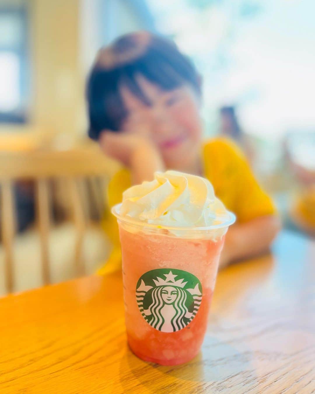 清澤恵美子のインスタグラム：「桃のスムージー買わされたよね🍑 なんでスタバにスムージーがあるって知ってるんだろう…  子供がスタバ飲むとかあり得ないし😏 そして本当は水が1番好きなくせに😏😏😏」