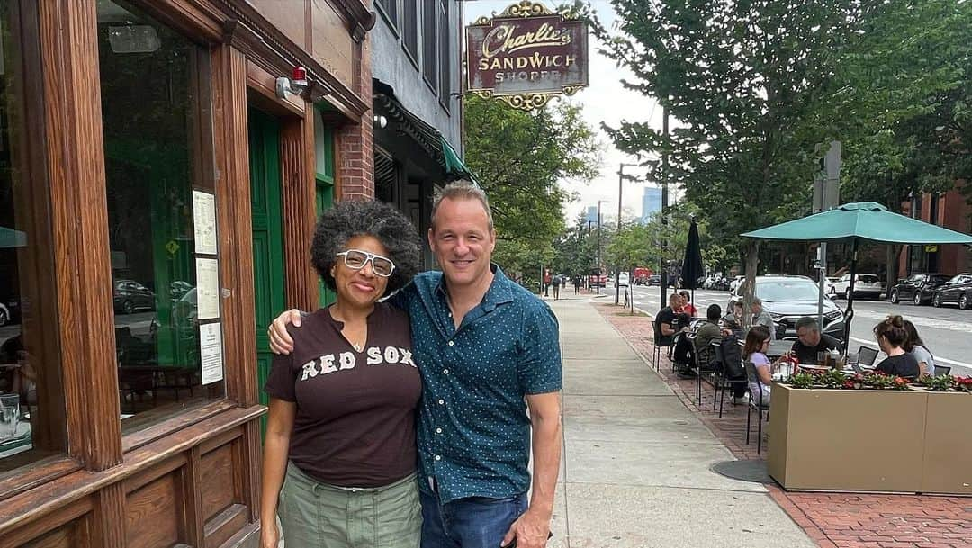 トム・ベリカさんのインスタグラム写真 - (トム・ベリカInstagram)「Pt2 Boston leg #dadsonroadtrip stadium tour. A foul ball, #lobsterroll at @paulisboston, ridiculous cannolis @modernpastry, and a dear pal who is a Boston original gem and outstanding director @demanedavis! Thank you for giving us the lay of the land. @charliessandwichshop  Phenomenal visit. Winding down our trip. One more stop to go.」7月22日 13時03分 - tomverica