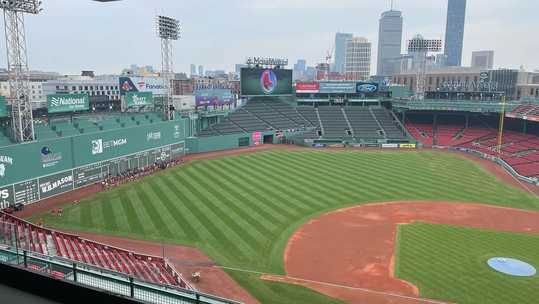 トム・ベリカさんのインスタグラム写真 - (トム・ベリカInstagram)「Pt2 Boston leg #dadsonroadtrip stadium tour. A foul ball, #lobsterroll at @paulisboston, ridiculous cannolis @modernpastry, and a dear pal who is a Boston original gem and outstanding director @demanedavis! Thank you for giving us the lay of the land. @charliessandwichshop  Phenomenal visit. Winding down our trip. One more stop to go.」7月22日 13時03分 - tomverica