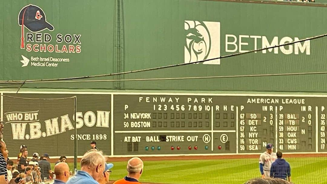 トム・ベリカさんのインスタグラム写真 - (トム・ベリカInstagram)「Pt2 Boston leg #dadsonroadtrip stadium tour. A foul ball, #lobsterroll at @paulisboston, ridiculous cannolis @modernpastry, and a dear pal who is a Boston original gem and outstanding director @demanedavis! Thank you for giving us the lay of the land. @charliessandwichshop  Phenomenal visit. Winding down our trip. One more stop to go.」7月22日 13時03分 - tomverica