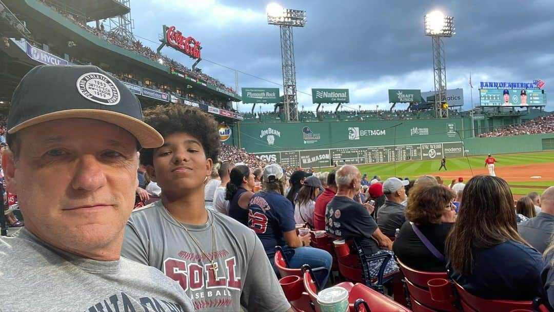 トム・ベリカのインスタグラム：「Pt2 Boston leg #dadsonroadtrip stadium tour. A foul ball, #lobsterroll at @paulisboston, ridiculous cannolis @modernpastry, and a dear pal who is a Boston original gem and outstanding director @demanedavis! Thank you for giving us the lay of the land. @charliessandwichshop  Phenomenal visit. Winding down our trip. One more stop to go.」