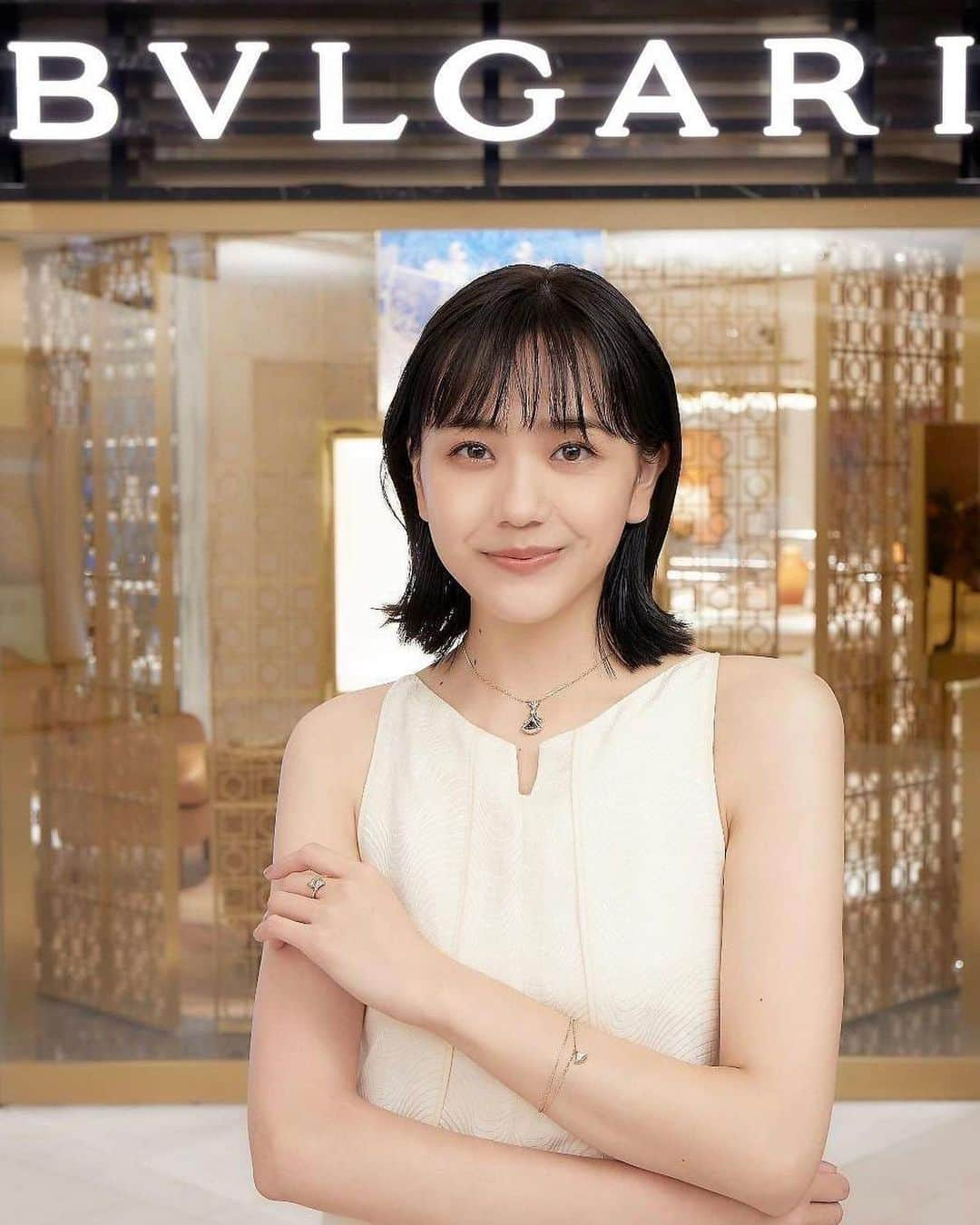 松井愛莉さんのインスタグラム写真 - (松井愛莉Instagram)「7月22日 ブルガリ GINZA SIXが新たにオープン！  ローマのカラカラ浴場遺跡のモザイク画に着想を得た ディーヴァ ドリーム  とても繊細で美しい輝き。 シンプルだけど輝きが眩しく、 エレガントで気分をあげてくれる。  煌びやかな空間と美しいジュエリーを身に纏って とても贅沢な時間でした💍  #Bulgari #BulgariJewelry #DivasDream #GinzaSix @Bulgari」7月22日 13時05分 - airi1226_official