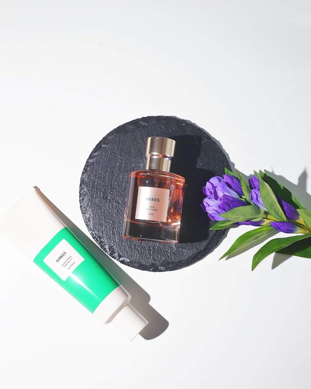 ロビンのインスタグラム：「新しい香水を  @ahres_official  Sound Skin perfume 目に見えない香りに音をつけ その背景の解像度を上げて楽しむ  １つの物に奥が見えると楽しいよね  今年もし花火大会行けたらこの 香水つけていきたくなった  EN LAI #AHRES  伊勢丹メンズ館でpopupやってるよ」