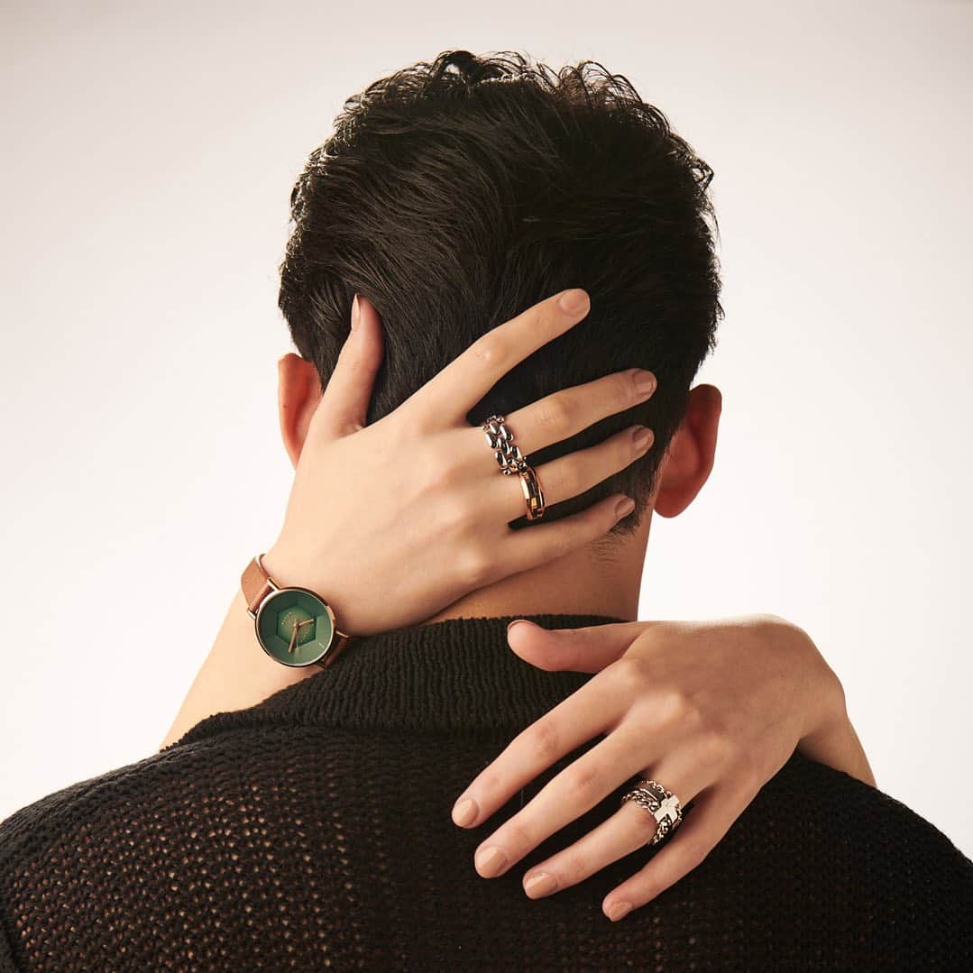 KLASSE14のインスタグラム：「The new Volare Solar converts sunlight and ambient light into energy to keep itself ticking all day long #klasse14 #solar #recyle #watch #fashion #gift」