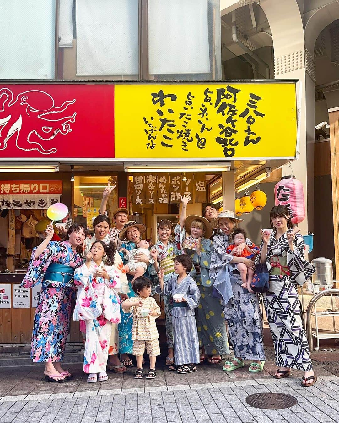 シュアン（施鈺萱）さんのインスタグラム写真 - (シュアン（施鈺萱）Instagram)「🍧 今年夏天第一次的浴衣跟刨冰 小貓的生日浴衣趴👘 好開心💓大家都好可愛🥳  謝謝小貓的邀約，讓我能穿到今年夏天第一次的浴衣✨ 每次去小貓家都好熱鬧😆也認識了新朋友☺️🎉 送妳幸福碗，讓妳幸幸福福每一天🥰生日快樂🎂  ———————  インフルエンサー友達ルイちゃんの浴衣誕生日パーティーに参加しました🌟  今年初の浴衣とかき氷🍧 楽しかったぁ🥰 みんな可愛い🫶🫶  こうやってみんなと集まって、時間を過ごして、 新しい友達もできて、 嬉しい！ 誘ってくれてありがとう🥳  ルイちゃんが三兄弟の息子さんが居て、いつも賑やかでいいね☺️  台湾で買った幸福お椀！ 気に入ってくれて嬉しい！良かった🥰 いっぱい幸せに過ごしてね☺️  #浴衣 #浴衣女子 #小貓 #かき氷 #シュアン #台湾インフルエンサー #台湾出身 #浴衣パーティー」7月22日 13時05分 - ts_hsuan