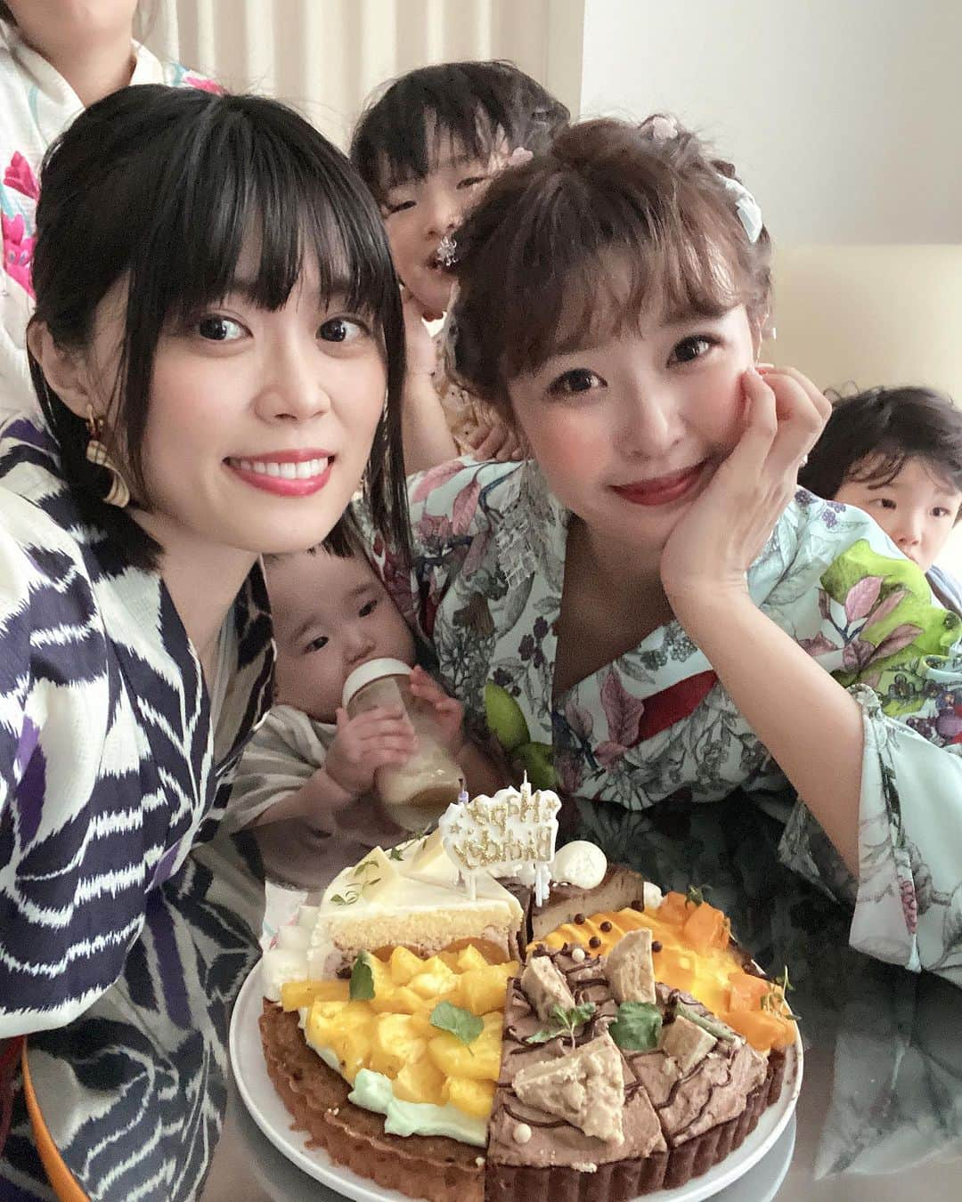 シュアン（施鈺萱）さんのインスタグラム写真 - (シュアン（施鈺萱）Instagram)「🍧 今年夏天第一次的浴衣跟刨冰 小貓的生日浴衣趴👘 好開心💓大家都好可愛🥳  謝謝小貓的邀約，讓我能穿到今年夏天第一次的浴衣✨ 每次去小貓家都好熱鬧😆也認識了新朋友☺️🎉 送妳幸福碗，讓妳幸幸福福每一天🥰生日快樂🎂  ———————  インフルエンサー友達ルイちゃんの浴衣誕生日パーティーに参加しました🌟  今年初の浴衣とかき氷🍧 楽しかったぁ🥰 みんな可愛い🫶🫶  こうやってみんなと集まって、時間を過ごして、 新しい友達もできて、 嬉しい！ 誘ってくれてありがとう🥳  ルイちゃんが三兄弟の息子さんが居て、いつも賑やかでいいね☺️  台湾で買った幸福お椀！ 気に入ってくれて嬉しい！良かった🥰 いっぱい幸せに過ごしてね☺️  #浴衣 #浴衣女子 #小貓 #かき氷 #シュアン #台湾インフルエンサー #台湾出身 #浴衣パーティー」7月22日 13時05分 - ts_hsuan