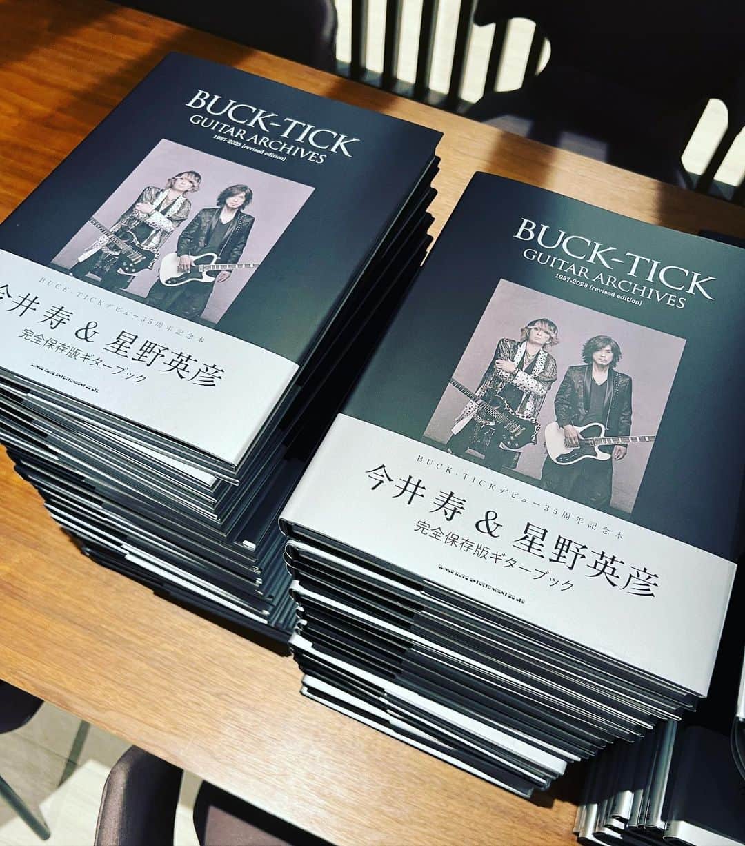 のインスタグラム：「#🎶 #🎸 #🎸  今井寿・星野英彦ギターブック  🎸よろしく🎸    #星野英彦 #今井寿 #imaihisashi #guitar #bucktick  #bt #🌈🌈🌈 #異空  #izora」
