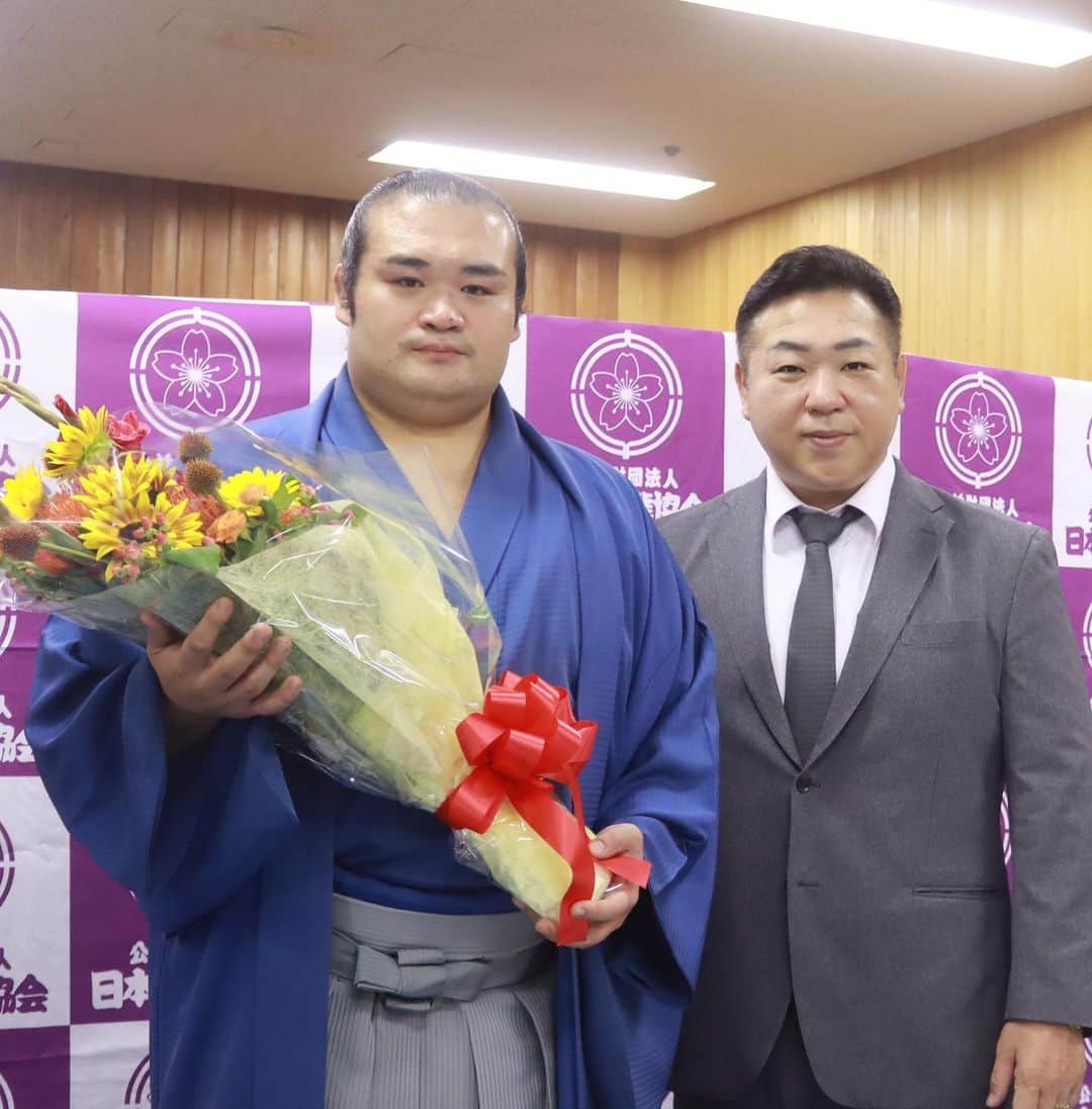 日本相撲協会さんのインスタグラム写真 - (日本相撲協会Instagram)「千代の国 引退会見  今の心情は「ホッとしたのと寂しい気持ち」 度重なるケガにより、体が気持ちについて行かなくなったといいます。  2度の幕下陥落があっても17年間続けられたのは、周りの方に支えられたからだ、と何度も感謝の言葉を口にしました。  一番印象に残る取組は、 平成29年五月場所、横綱鶴竜からの金星。 土俵は自分にとって思い出の場所。 自分の居場所であり、パワースポットだったと話します。  2人の師匠に支えられたという千代の国。 先代（元横綱 千代の富士）からは、 「お酒をやめて相撲と向き合え」 現師匠（元 千代大海）からは2度目の幕下陥落時に、 「お前は部屋の宝だ。お前が明るくないと部屋が明るくない」 この言葉があったからここまで続けられたそう。  逃げない気持ちと強い心を持つ力士を育てたい。 部屋全員が背中を見て刺激をもらっていた、と師匠が話す千代の国。 今後は佐ノ山親方として、後進の指導にあたります。  17年間の現役生活、本当にお疲れ様でした。  #sumo #相撲 #千代の国 #引退 #引退会見 #お相撲さん #japan #japanculture」7月22日 13時18分 - sumokyokai