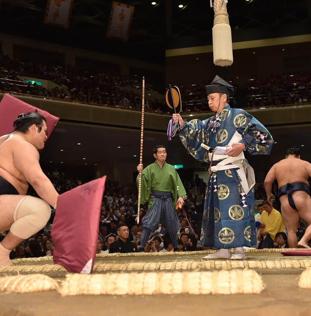 日本相撲協会さんのインスタグラム写真 - (日本相撲協会Instagram)「千代の国 引退会見  今の心情は「ホッとしたのと寂しい気持ち」 度重なるケガにより、体が気持ちについて行かなくなったといいます。  2度の幕下陥落があっても17年間続けられたのは、周りの方に支えられたからだ、と何度も感謝の言葉を口にしました。  一番印象に残る取組は、 平成29年五月場所、横綱鶴竜からの金星。 土俵は自分にとって思い出の場所。 自分の居場所であり、パワースポットだったと話します。  2人の師匠に支えられたという千代の国。 先代（元横綱 千代の富士）からは、 「お酒をやめて相撲と向き合え」 現師匠（元 千代大海）からは2度目の幕下陥落時に、 「お前は部屋の宝だ。お前が明るくないと部屋が明るくない」 この言葉があったからここまで続けられたそう。  逃げない気持ちと強い心を持つ力士を育てたい。 部屋全員が背中を見て刺激をもらっていた、と師匠が話す千代の国。 今後は佐ノ山親方として、後進の指導にあたります。  17年間の現役生活、本当にお疲れ様でした。  #sumo #相撲 #千代の国 #引退 #引退会見 #お相撲さん #japan #japanculture」7月22日 13時18分 - sumokyokai