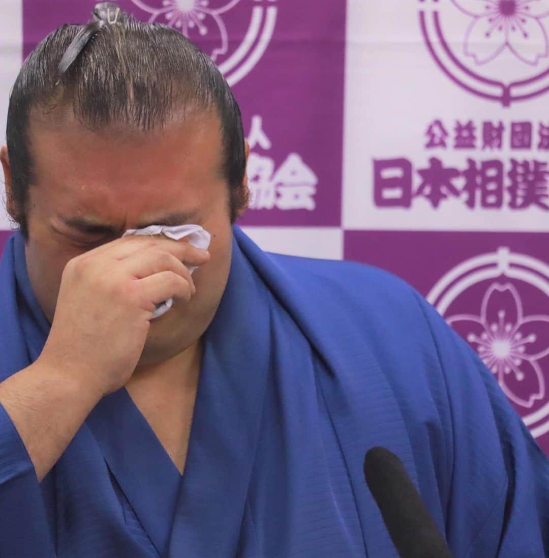 日本相撲協会さんのインスタグラム写真 - (日本相撲協会Instagram)「千代の国 引退会見  今の心情は「ホッとしたのと寂しい気持ち」 度重なるケガにより、体が気持ちについて行かなくなったといいます。  2度の幕下陥落があっても17年間続けられたのは、周りの方に支えられたからだ、と何度も感謝の言葉を口にしました。  一番印象に残る取組は、 平成29年五月場所、横綱鶴竜からの金星。 土俵は自分にとって思い出の場所。 自分の居場所であり、パワースポットだったと話します。  2人の師匠に支えられたという千代の国。 先代（元横綱 千代の富士）からは、 「お酒をやめて相撲と向き合え」 現師匠（元 千代大海）からは2度目の幕下陥落時に、 「お前は部屋の宝だ。お前が明るくないと部屋が明るくない」 この言葉があったからここまで続けられたそう。  逃げない気持ちと強い心を持つ力士を育てたい。 部屋全員が背中を見て刺激をもらっていた、と師匠が話す千代の国。 今後は佐ノ山親方として、後進の指導にあたります。  17年間の現役生活、本当にお疲れ様でした。  #sumo #相撲 #千代の国 #引退 #引退会見 #お相撲さん #japan #japanculture」7月22日 13時18分 - sumokyokai