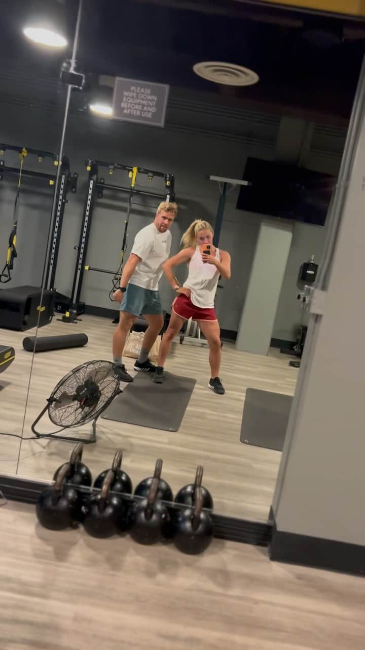 ミカエラ・シフリンのインスタグラム：「Pre-sweat dance-warmup is always a good idea😉😋🤓」