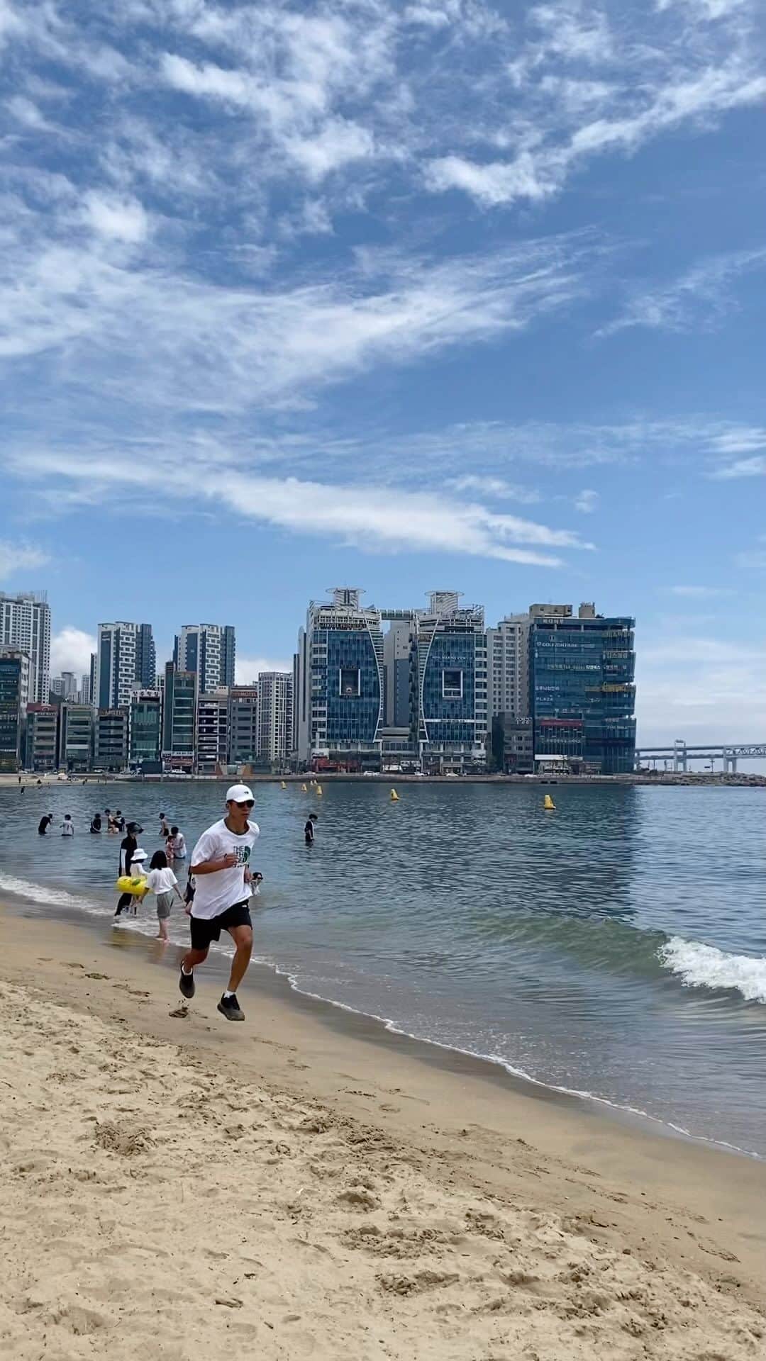 ジヌションのインスタグラム：「🏃‍♂️ 행복해서 뛰고 뛰어서 행복해서 또 뛰고」