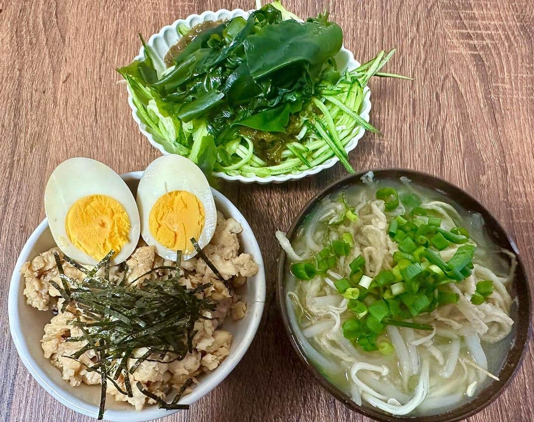 のインスタグラム：「最近家での昼はメッキリこのメニュー‼️  #鶏挽肉煮卵丼 #もずくキュウリわかめ #具沢山過ぎる味噌汁」