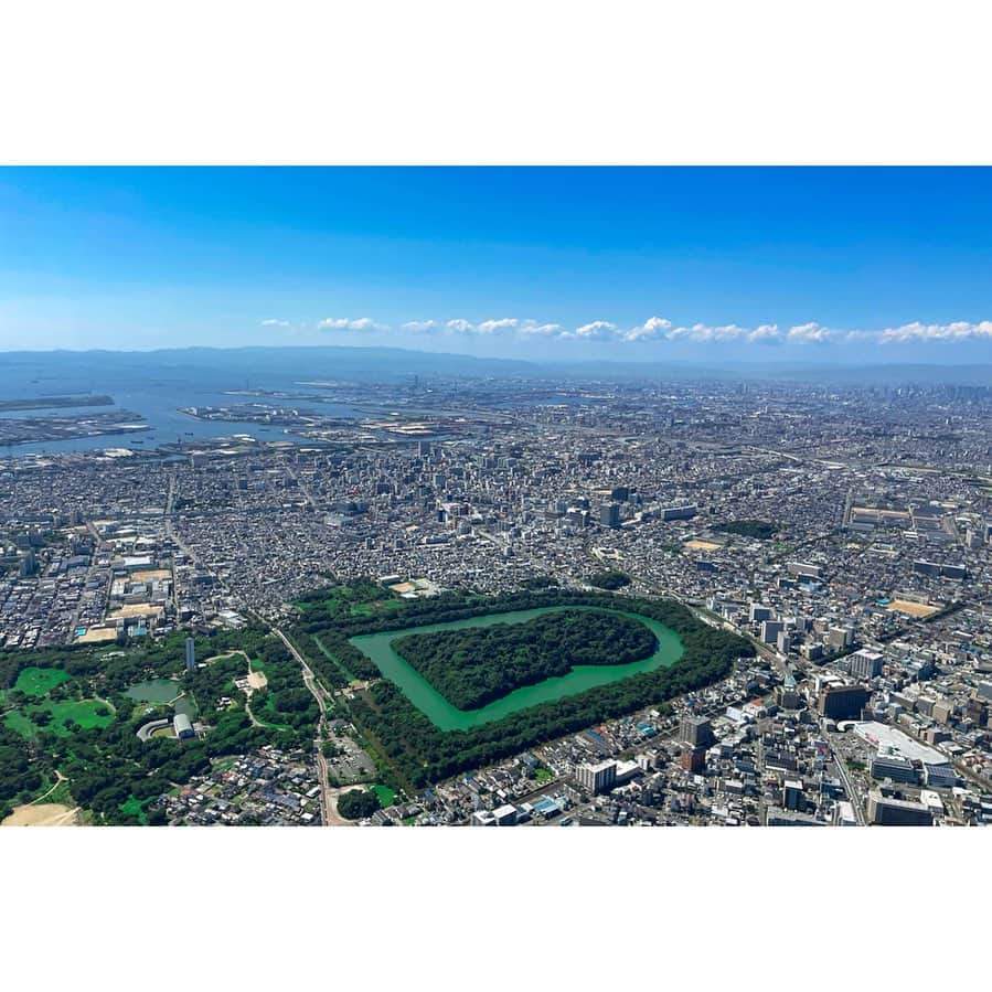 岩原大起のインスタグラム：「先日のten.中継でヘリコプターに乗った際 大山古墳をこの目で上から見ました👀  何度も乗ったことがありますが これまでいつも見逃していて 今回初めて生で見ることができました🙌 ひとり興奮…ムフフ🚁  それにしても、まあデカいこと。」