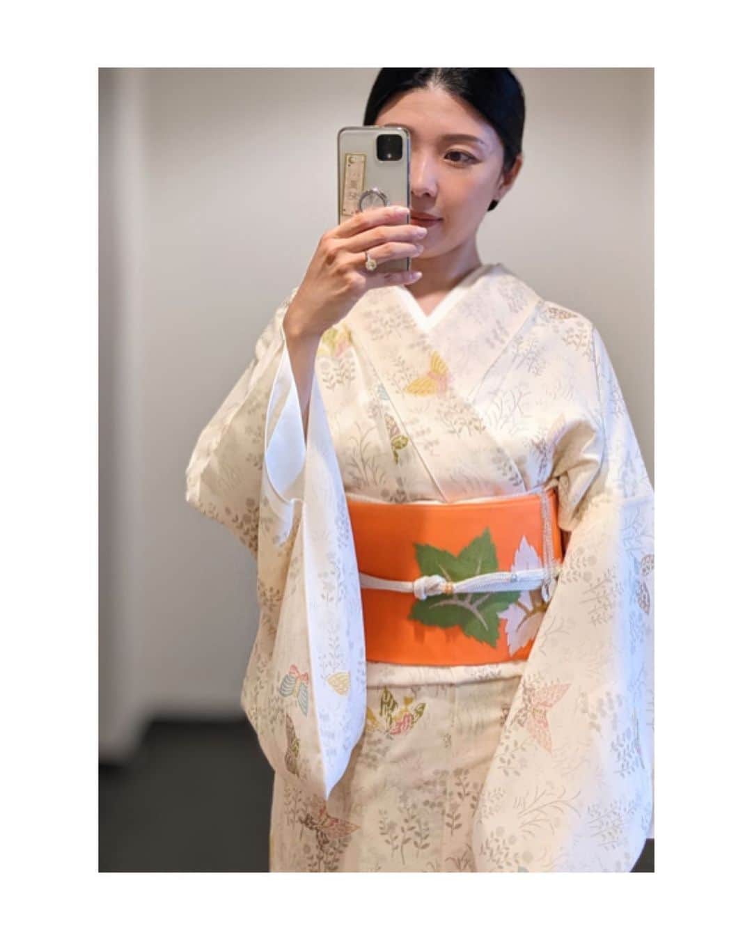 川村亜紀のインスタグラム：「夏のお着物と帯のシャリシャリした質感が、この時期ならではで好きです✨ お着物、帯ともに呉服に志田さん。 帯揚げ、帯締めともにきねやさんです。 ＊鏡に向かい撮影しておりますゆえ、衿合わせが反対に見えております。ご了承下さい。 #kimono #kimonocordinate #japanesekimono #japanesetradition #beautifultradition #lovekimono  #instakimono #기모노  #お着物 #お着物コーディネート #着物コーディネート  #夏着物 #絽の小紋 #小紋 #夏帯 #呉服に志田 さん #亜紀の和装記録」