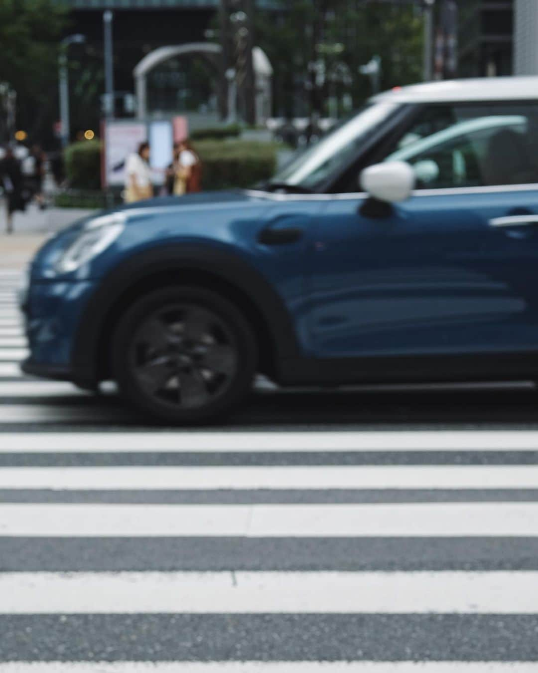 j.chikaのインスタグラム：「⁡ ⁡ 信号待ちで写真撮って📷 たまたま写り込んだ車と 横断歩道が好きな配色だったりすると嬉しい♡  #好きな配色」