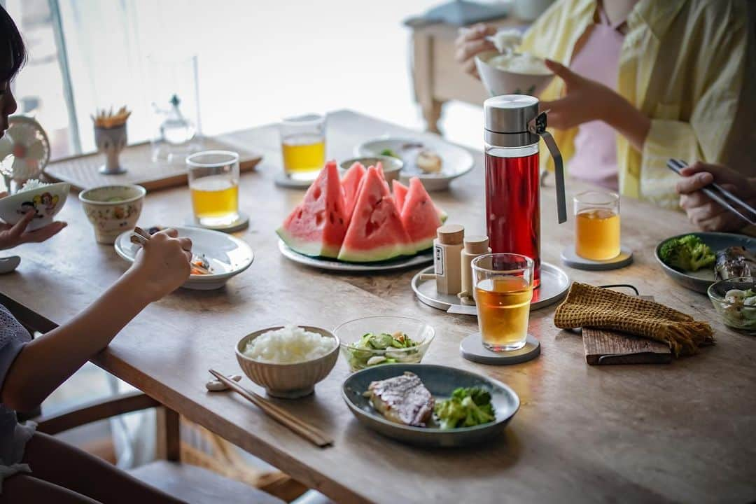 ひとみさんのインスタグラム写真 - (ひとみInstagram)「夏休みのお昼ご飯  品数は最低限で✋🏻😑 頂いた魚のみりん粕漬け美味しかった♡ わたしはカレイをチョイス🐟  大玉スイカ、ピオーネ、シャインマスカット、桃etc.. お中元ラッシュで冷蔵庫と冷凍庫が満員御礼🙇🏻‍♀️ ̖́-‬ ありがたい🥹✨」7月22日 13時51分 - amehtm