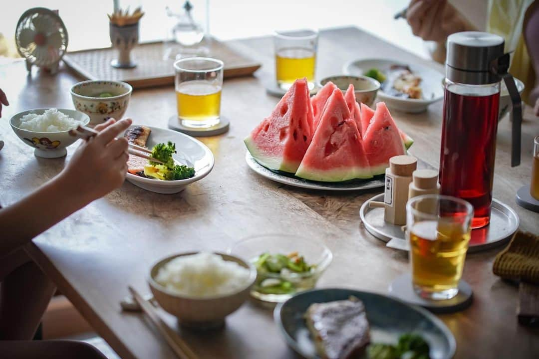 ひとみのインスタグラム：「夏休みのお昼ご飯  品数は最低限で✋🏻😑 頂いた魚のみりん粕漬け美味しかった♡ わたしはカレイをチョイス🐟  大玉スイカ、ピオーネ、シャインマスカット、桃etc.. お中元ラッシュで冷蔵庫と冷凍庫が満員御礼🙇🏻‍♀️ ̖́-‬ ありがたい🥹✨」