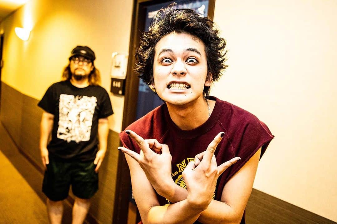 マキシマム ザ ホルモンのインスタグラム：「実は中学生の頃、ホルモン聴きながらヘドバンしていたというDISH//の北村匠海くん。  そんな匠海くんと僕は今日、福岡PayPayドームで行われてる『NUMBER SHOT2023』で、"あの頃"にタイムリープ。  福岡リベンジャーズ。  byダイスケはん  #マキシマムザホルモン #DISH #北村匠海 #NUMBERSHOT #東京リベンジャーズ」