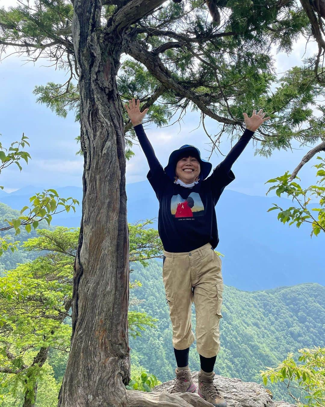 山本浩未さんのインスタグラム写真 - (山本浩未Instagram)「文月新月 三峰詣へ⛩️  山頂にある 奥宮 へ行くのはチョイと気合がいる。木の根がロッククライミングみたいになってる山道を登って下ってを繰り返し、最後、ほぼ垂直の岩を鉄鎖で登り  着いた〜 😆  途中出会った、 気楽な軽装のAちゃん🩴 裸足のBさん🦶  宿坊に戻ったら凄いお天気雨 ☔️☀️  ゆりちゃん曰く、 「 三峰神社＆新月パワー だね ⛩️🌑✨」  色んな人がいる 色々あっていい だからおもしろ〜い😆  #三峰神社 #新月 #まず遥拝殿へ #登山級の奥宮への道 #スクワット再開を誓う #裸足でアーシング #突然の雨 #秩父」7月22日 13時54分 - hiromicoy