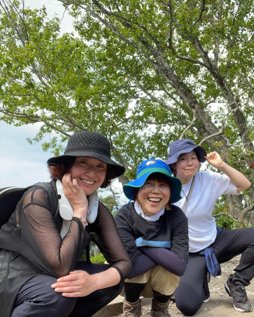 山本浩未さんのインスタグラム写真 - (山本浩未Instagram)「文月新月 三峰詣へ⛩️  山頂にある 奥宮 へ行くのはチョイと気合がいる。木の根がロッククライミングみたいになってる山道を登って下ってを繰り返し、最後、ほぼ垂直の岩を鉄鎖で登り  着いた〜 😆  途中出会った、 気楽な軽装のAちゃん🩴 裸足のBさん🦶  宿坊に戻ったら凄いお天気雨 ☔️☀️  ゆりちゃん曰く、 「 三峰神社＆新月パワー だね ⛩️🌑✨」  色んな人がいる 色々あっていい だからおもしろ〜い😆  #三峰神社 #新月 #まず遥拝殿へ #登山級の奥宮への道 #スクワット再開を誓う #裸足でアーシング #突然の雨 #秩父」7月22日 13時54分 - hiromicoy