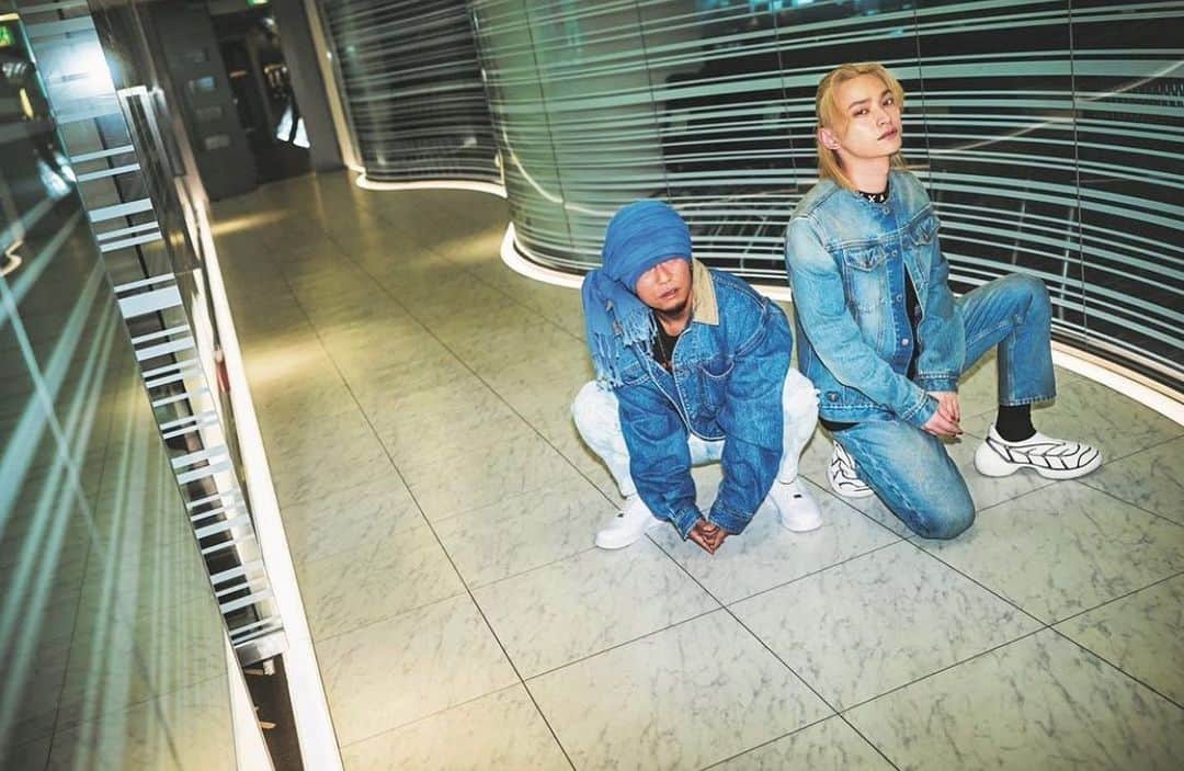 HAN-KUNのインスタグラム：「Big up to SKY-HI   湘南乃風の20周年記念の 本が今日出る  その中で対談してくれた  彼の音楽に対する考え方は 面白いし本当に音楽が好きなんだなと  みんなにも 読んでもらえたら嬉しいな  メンバーも それぞれ対談してるし 他にも色々 話してるから是非  #風乃軌跡  #湘南乃風  #skyhi @skyhidaka」