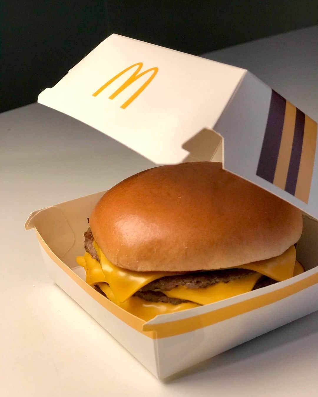 McDonald's Philippinesのインスタグラム：「Shiny ✨ Cheesy ✨ and Spleeeendid ✨   Credits to @reviewsbyces」
