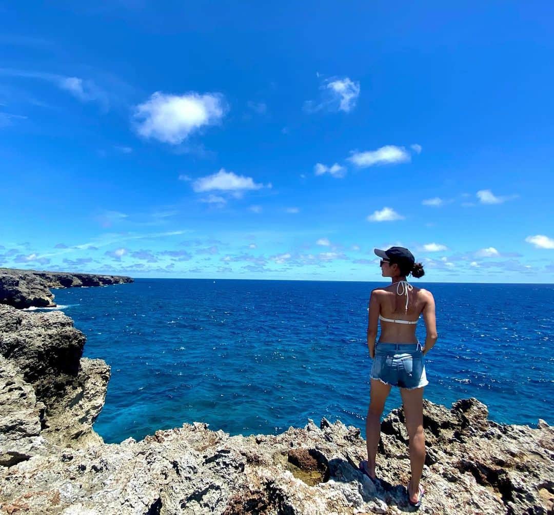 美波千夏のインスタグラム：「. 今年は行ける！大好きな場所へ🌺💓 嬉しい😭✨  それにしても背中焼けすぎちゃう？🤦‍♀️ 夏は焼きたくなる☀️  #ちな旅まとめ」