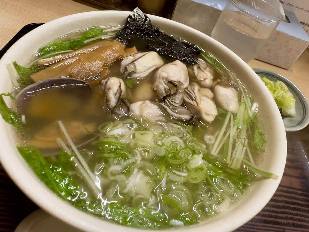 わっきーのインスタグラム：「人生初の魚醤ラーメン🍜 ここ「らーめん工房 魚一(うおっち)」さんは、自家製の魚醤で約20年続く、地元や観光客に愛された人気ラーメン屋だ！ その中でも一番人気が、牡蠣がどっさり入ったカキラーメンの魚醤&細麺。 大満足の一杯でした✨  #らーめん工房魚一 #ラーメン #釧路ラーメン #牡蠣 #牡蠣ラーメン #魚醤 #魚醤ラーメン #北海道グルメ #釧路グルメ #くしろ丹頂市場 #youtube #わっきーtv」