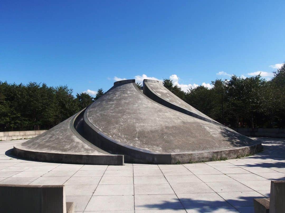 職人.comさんのインスタグラム写真 - (職人.comInstagram)「【モエレ沼公園】  札幌市東区にある「モエレ沼公園」は、広さ約188ヘクタール（東京ドーム約40個分）の総合公園です。公園が造られたモエレ沼は、豊平川あるいは石狩川の蛇行によって形成された三日月湖で、アイヌ語の「モイレ・ペッ」（流れの遅い川）が名前の由来です。札幌市が「環状グリーンベルト構想」という市街地を公園や緑地の帯で包み込むという計画の一部として総合公園にすることに決め、1982年（昭和57年）に着工されました。三日月湖に囲まれた内陸部には、公園を造るための埋め立て工事として、札幌市の不燃ゴミが搬入されました。  その後、1988年3月に世界的に活躍する彫刻家「イサム・ノグチ」が札幌の起業家に招かれ札幌を訪れた際、札幌市が作品の設置場所として希望する候補地をいくつか提示した中で、ノグチはすでに建設が始まっていたモエレ沼公園の計画に関心を持ち、札幌市はこの公園の設計を委託することにしました。ノグチは公園全体を一つの彫刻作品として造り上げる計画をし、その年の11月に2000分の1の模型が披露されました。その計画は、不燃ゴミが集められた場所に、自然・環境・景観・アート・遊びを融合させる公園を造るという壮大な計画でした。こうして長期にわたる計画がスタートしたのですが、その翌月の12月にノグチは突然の病によりニューヨークの病院で亡くなりました。公園の計画は、イサム・ノグチ財団や支援者の協力により継続され、1993年（平成5年）から完成したエリアを順に開放し、2005年に最後の作品「海の噴水」が完成したことでグランドオープンを迎えました。ノグチが計画を手がけてから17年の歳月が経っていました。  このように、イサム・ノグチの遺作とも言えるモエレ沼公園ですが、広大な敷地の中には、ノグチがデザインしたアートと子供の遊び心とを結びつけるような遊具がいくつも点在する「サクラの森」や、海辺をイメージして造られ夏には子供たちに大人気の水遊びスポットとなる「モエレビーチ」など、アート作品と直接触れ合いながら遊べる公園になっています。また、レストランやショップなど休憩所も兼ねた「ガラスのピラミッド」は公園の象徴的な建造物で、この館内の冷房には冬の間に貯蔵した雪を使った冷房システムを採用しており、環境への配慮もされています。不燃ゴミと建設残土から造られた人工の山「モエレ山」は、高さ52メートルで、登ってみると良い運動になります。山頂からは札幌市内が一望でき、冬場はスキーの練習やそり滑りができます。  モエレ沼公園は入場料も駐車場も無料。イサム・ノグチの作品を体感でき、春夏秋冬どの季節でも楽しめ、アート作品に興味がある方、子供連れのファミリー層や、ジョギング、散歩を楽しみたい方など、幅広い層に利用されています。広々としているのでピクニックなどにもおすすめです。  モエレ沼公園 https://moerenumapark.jp/ 小樽ショールーム https://www.shokunin.com/jp/showroom/otaru.html  参考資料 https://www.sapporo.travel/spot/facility/moerenuma_park/  @shokunincom  #職人ドットコム #京都市 #上京区 #中京区 #西陣 #キッチン用品 #調理道具 #調理器具 #料理道具 #台所道具 #手仕事 #暮らしの道具 #暮らしを楽しむ #工芸品 #民芸 #民藝 #器のある暮らし #焼き物 #生活工芸 #モエレ #モエレ沼公園 #モエレ沼 #モエレ山 #イサムノグチ #イサムノグチの遺作 #イサムノグチの世界 #モエレビーチ #札幌市東区 #ガラスのピラミッド」7月22日 14時08分 - shokunincom