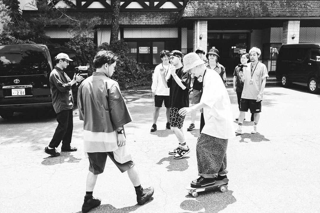 柳沢亮太のインスタグラム：「富士急ハイランド・コニファーフォレスト単独公演 2days 都会のラクダSP〜真夏のフジQ、ラクダにっぽんいち〜 ゲネプロ日 #オフショット #SUPERBEAVER #写殺 @cazrowaoki」