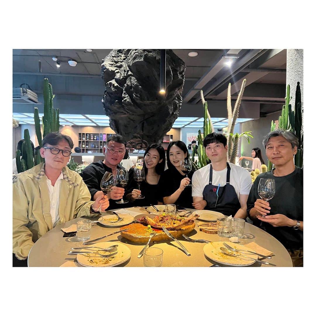 ユ・ジヨンのインスタグラム：「"테우리" 팀 막내 결혼 소식에, 스케줄 되는 사람들끼리, 소소하게 모였던 어느 날😍 쉐프님 덕분에 포식했다아👍  결혼식날에는, 완전체로 모일 수 있길 바래요🙏  결혼 축하해!나경❤️  #테우리  #우리팀_모두_결혼식에서만나요🙋‍♀️ #부르 #이종욱쉐프님👍 #vuur」