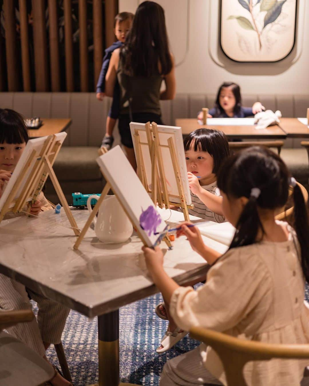 MOMOツインズさんのインスタグラム写真 - (MOMOツインズInstagram)「@hiltonsingaporeorchard staycay over the weekend. The kids joined a cooking class and made themselves a 3-course Italian meal. They got to paint a mini canvas while the parents enjoyed a champagne brunch. We slowed down. It’s been lovely.」7月22日 14時24分 - leialauren