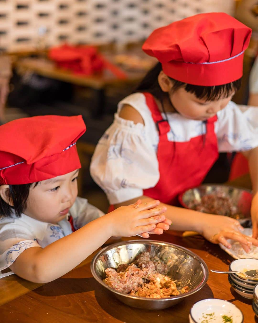 MOMOツインズさんのインスタグラム写真 - (MOMOツインズInstagram)「@hiltonsingaporeorchard staycay over the weekend. The kids joined a cooking class and made themselves a 3-course Italian meal. They got to paint a mini canvas while the parents enjoyed a champagne brunch. We slowed down. It’s been lovely.」7月22日 14時24分 - leialauren