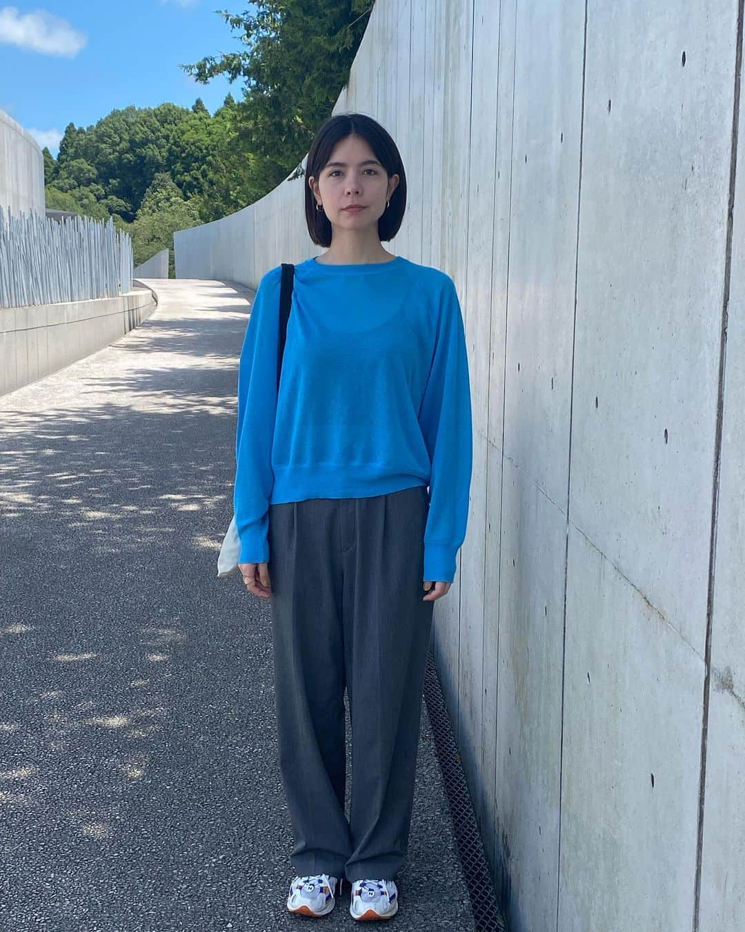 瀬奈ユウリさんのインスタグラム写真 - (瀬奈ユウリInstagram)「近影 by 母上  今週、母が東京に遊びに来ている。 事務所用のスナップを出先で母に撮ってもらった。 私の顔、やや不機嫌。笑  母と娘とゆうもの 適度に距離がある方が過ごしやすいと年々感じている。  が、やはし面白いとゆうのは最高に強いな。  母にキィ！となっても 面白い事言われると敵わんな〜となってしまうよ。 ズルい。  ユーモア、いっちゃん大事。 ユーモア、いっちゃん大事。 (大切な事は２回言うね)  ふざけるのが大好きなのは母譲りなのかもしれない。 (ふざけるとゆう表現でいいのかしら)  32才、人生を感じています。 マザーネイチャーよ永遠であれ。  追記：やっぱ全然腹立つな〜💯💯  #母 #マザーネイチャー #mother」7月22日 14時24分 - yuuri_sena