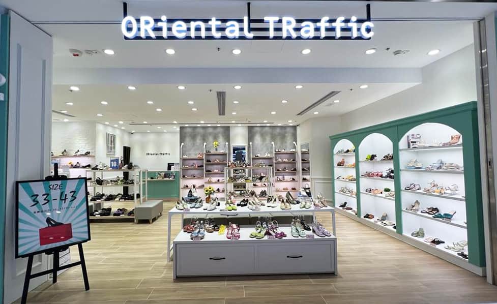 ORiental TRaffic HKのインスタグラム：「【ORiental TRaffic大圍新店開幕 🎉】 ORiental TRaffic新店已經正式登陸大圍圍方 ！🎊新店開業期間，精選貨品更低至半價！快啲約埋親朋好友一齊過嚟掃貨啦！🛍  地址：大圍圍方4樓427A店鋪 Tel: 2602 6868  ✨ORiental TRaffic全線分店現正進行Summer Sale，精選夏日鞋款低至半價。 ✨鞋款買滿兩對或以上可享額外9折優惠。 更多優惠詳情，請向店員查詢。 #ORientalTRaffic #thewai #圍方 #GrandOpening」