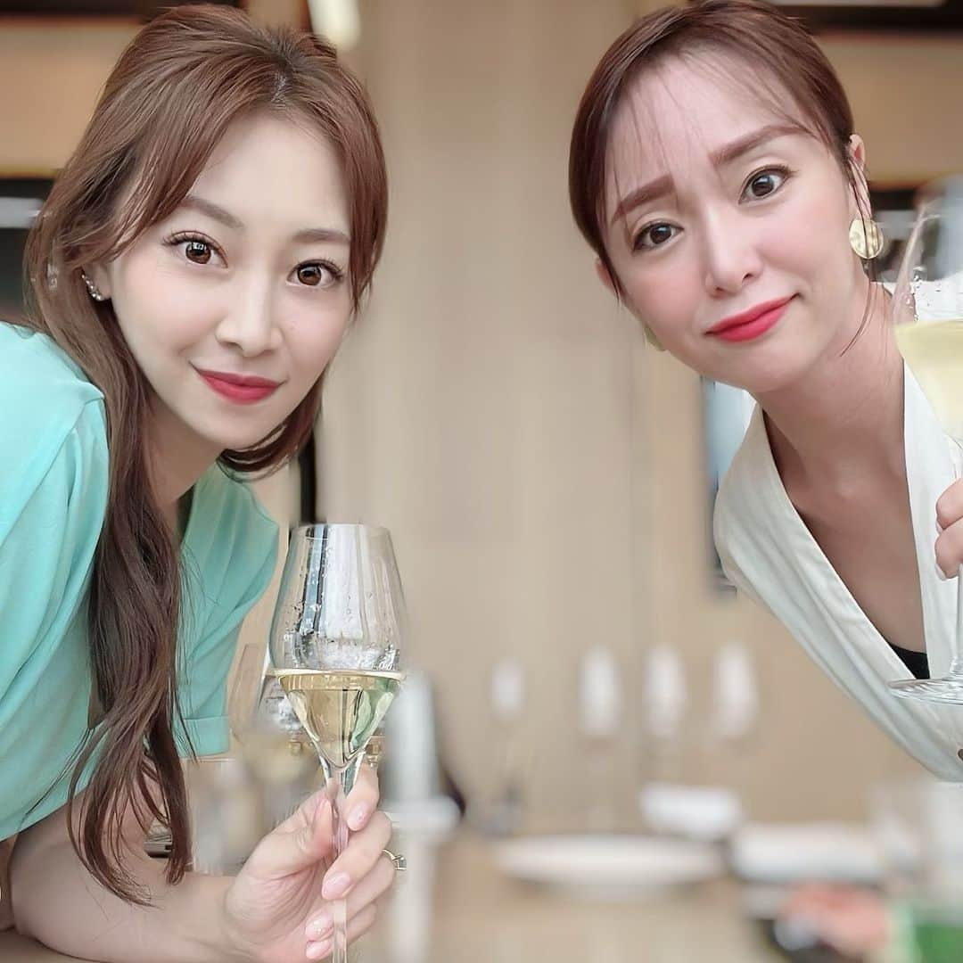 中村果生莉のインスタグラム：「🍷  さやさんお誕生日おめでとーーー🎉🥰㊗️  ソムリエスクールの試験直前勉強会で初めましてをしてからちょうど今の時期で6年目突入ですね♪  あんなに苦労して受かったソムリエ試験よりも、やっと手に入れたブドウのバッチよりも、今となってはこうやって未だに繋がってる目に見えない友情の方が100倍嬉しい😌❣️  6年とは思えない濃さだなぁ😂笑  いつもいつもどんな時もありがとう😊  懲りずにこれからもたくさん構ってくださーーい🥰笑 . . . #happybirthday #おめでとう #親友 #ソムリエ #ワインエキスパート」