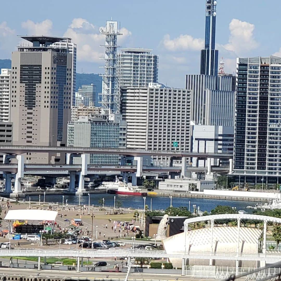 金本浩二のインスタグラム：「メリケンパーク、本来なら今ここで俺はプロレスの試合をしている⁡ ⁡⁡。折角、神戸に金本浩二あり！を⁡ ⁡知らしめる舞台やったのに...なんでこんなときに狭窄症になるかな....まぁでも俺が欠場ということで晴天やな☀  雨男より ⁡」