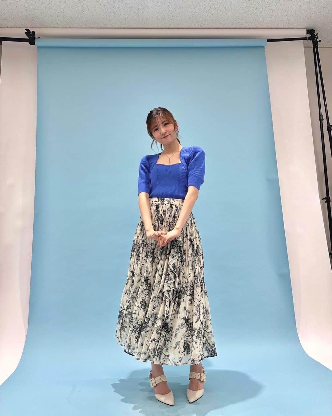 小片リサさんのインスタグラム写真 - (小片リサInstagram)「. ハロー！プロジェクト オフィシャルショップにて 限定グッズが発売になりました🦋  夏らしくブルーのコーデで 生写真やアクスタ、ポスターなど さまざまなグッズを展開中ですのでぜひ〜〜〜！！  オンラインストア、もしくは 東名阪にある店舗でゲットできます🫡  tops @snidel_official  skirt @herlipto   #ハロプロ #ショップ #グッズ #小片リサ」7月22日 15時10分 - risa__ogata.official