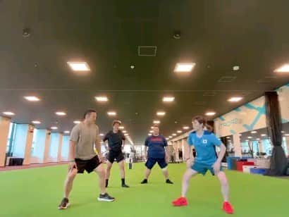 のインスタグラム：「超人は超人から学ぶシリーズ④-1  元力士の豊ノ島さんにシコを学びました。 本物のシコはトレーニングジム中に響きわたる振動も波動は鳥肌が絶ちました。  皆でシコやりました。  #オールスター合唱バトル#ミノワマンZ#吉田沙保里#大久保嘉人#豊ノ島#シコ#シコトレイン#アシックススポーツ#アシックススポーツコンプレックス東京ベイ #宇宙超人」