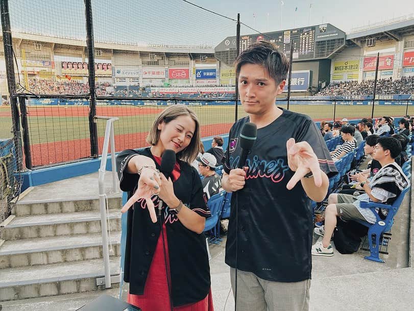 上野智子のインスタグラム：「@chibalotte BSW🖤  @saxazami さんとはこれが最後だったかも。。🥲🥹！ ギャルピースしてくれる優しい先輩です。本当にありがとうございます。  今日は先週とちょっと違った形でも出演しますので、 日テレnews24と試合前のビジョンを観てください😉  ホークス連戦！楽しみ:) BSWも隅から隅まで楽しんでね〜⚾️ (私は今日と明日、担当です！)  #千葉ロッテマリーンズ #zozoマリンスタジアム #BSW」