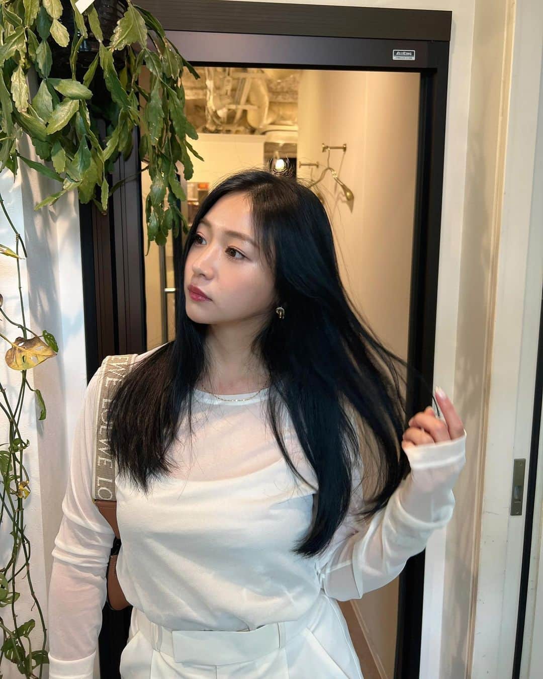 佐山彩香のインスタグラム：「- グレーぽい黒髪にしました🩶 気に入った！！ @shuhey.ao ありがとう〜✨」