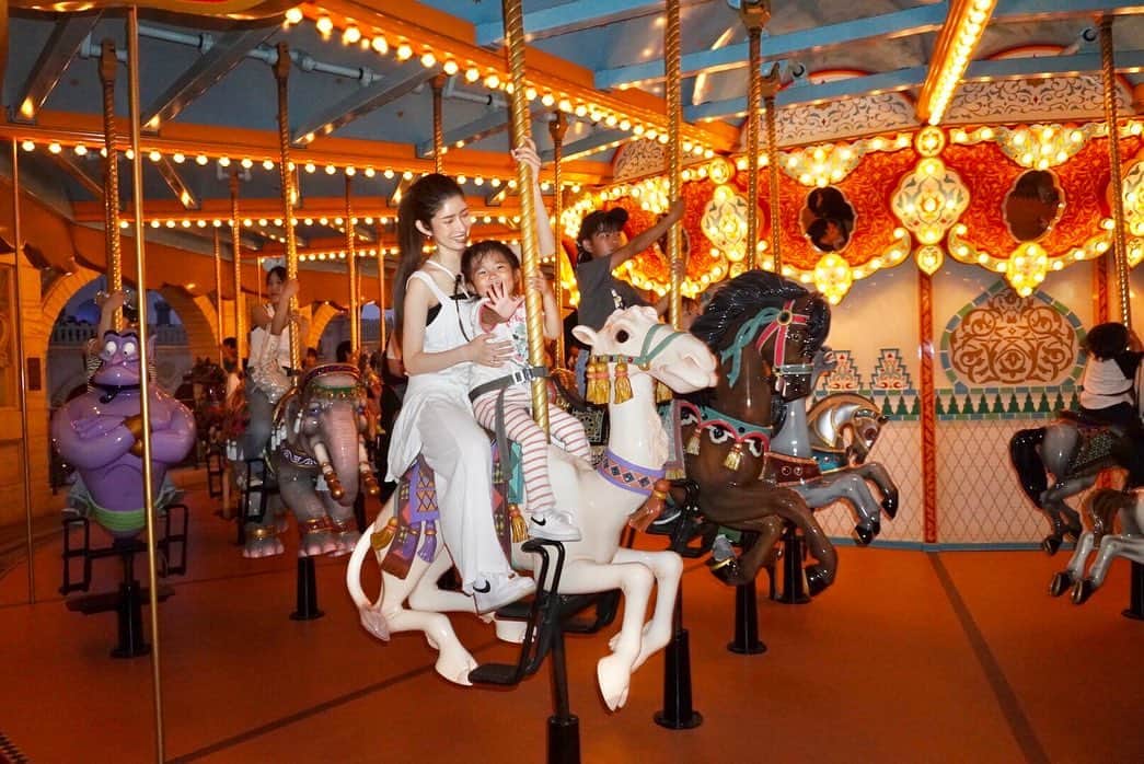 のインスタグラム：「. . 昨日は可愛い姪っ子のバースデーをお祝いするために、ディズニーシーに行ってきました🥳✌︎✨  4歳おめでとう🎉🎂  いつまでめーちゃん、めーちゃん、言ってくれるのかな🥰❤️  可愛くて癒されたぁ🫶  また東京遊びにおいでね✨  #姪っ子ラブ #ディズニーシー #パパママお疲れ様 #4歳 #うさぎのぬいぐるみみみこ」