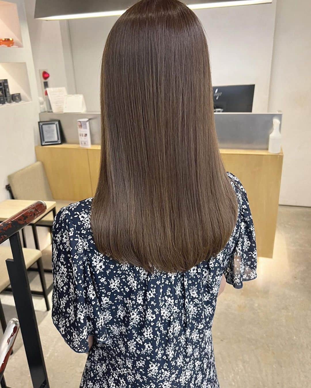吉田達弥のインスタグラム：「-mauve beige-  シークレットハイライトで赤みを抑えて mauve beigeで髪を柔らかく見せます☺︎✨  - menu - cut + secret highlight + premium color   - price - cut ¥6,600  premium color ¥7,150  secret highlight ¥7,150  ※指名料として+¥2,200いただいております。  #waystokyo #吉田達弥 #カット #カラー #レイヤーカット #トリートメント #前髪 #前髪カット #ベージュ #ヘアサロン #表参道美容室 #原宿美容室 #大人女子 #シースルーバング」