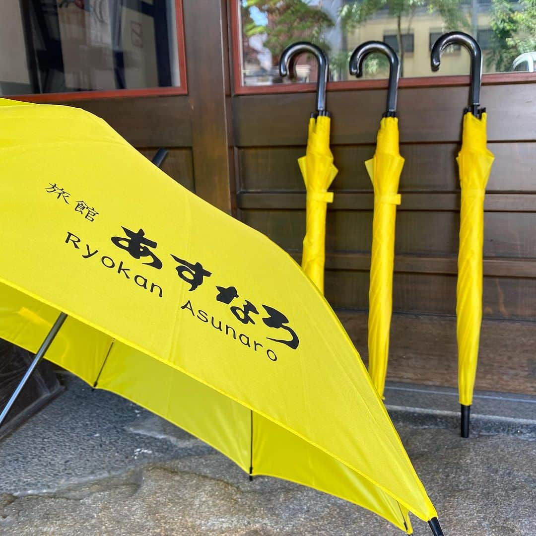 飛騨高山 旅館あすなろのインスタグラム：「. ご宿泊の方へ貸出用傘を作りました🌂 この色なら無くされないだろう...🙃  急な雨の観光も心配ありません☔️☺️  梅雨も明け高山も とても暑い日が続いておりますが 朝晩は涼しいです🫧 昼間の熱中症などお気をつけて 観光をお楽しみください🌱  ーーーーーーーーーーーーーーーー 旅館あすなろ（@ryokanasunaro） 飛騨高山の伝統文化を映す宿 〒506-0008 岐阜県高山市初田町2丁目96-2 TEL:0577-33-5551 HP:https://www.yado-asunaro.com ーーーーーーーーーーーーーーーー  #旅館あすなろ#あすなろ#高山旅行#国内旅行 #飛騨高山#温泉旅行 #takayama#japan#onsen#asunaro #japantravel#japantrip#gifu」