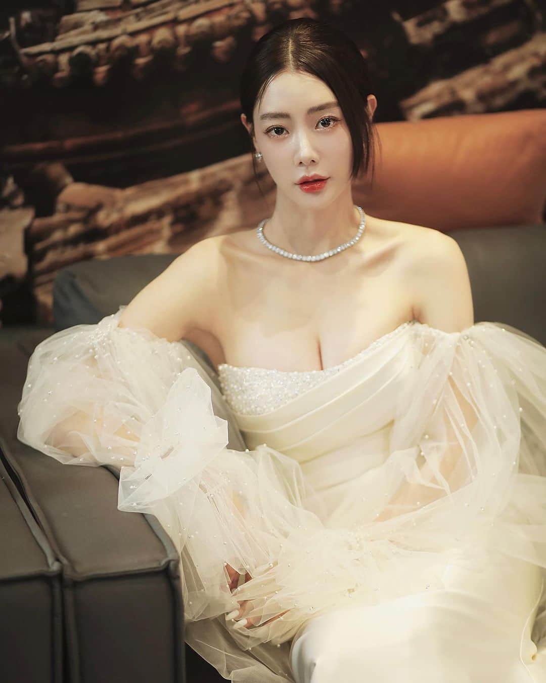 クララのインスタグラム：「Ambassador of Pingyao Fashion Week @kimmisook_wedding_official」