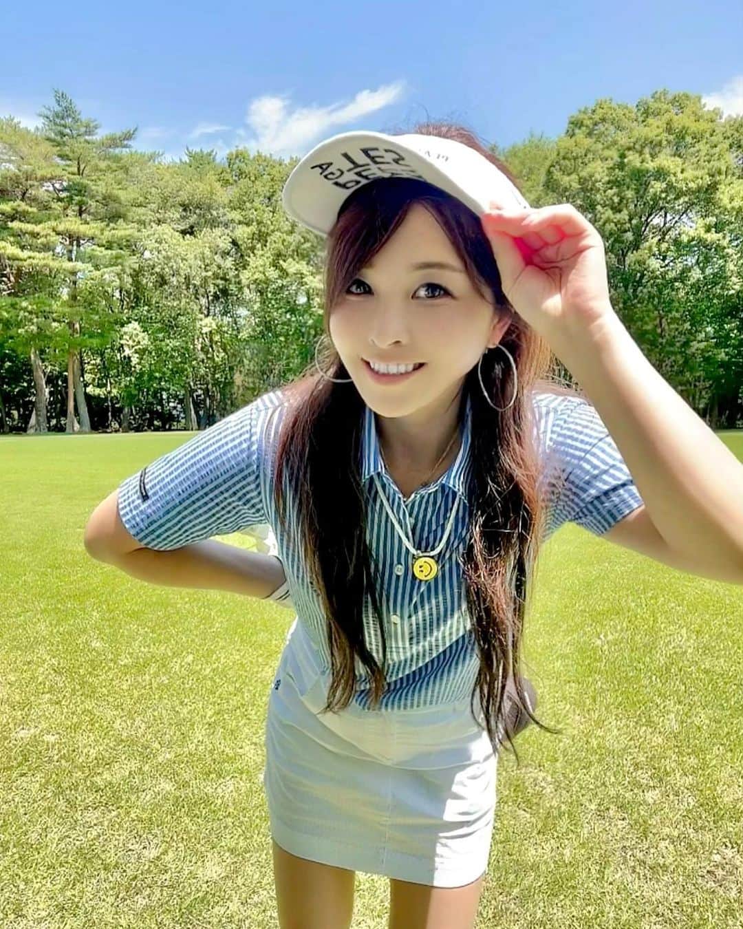 mikaのインスタグラム：「♥︎︎∗︎*  梅雨明け宣言出たね✨ ついに夏がキターーーー🏝️  梅雨明けるとこんなに違うの⁉︎ってくらい カラッとして息しやすい☺️  この前のラビットカップのウエア tops &skirt @pearlygates_official  shoes @yonex_jp  水色のストライプシャツが涼しげ好き💙 安定のメンズサイズを着こなす女です笑  #ゴルフ #ゴルフ女子 #ゴルフコーデ #ゴルフウエア #パーリーゲイツ #ラビットカップ #golf #梅雨明け #夏宣言」